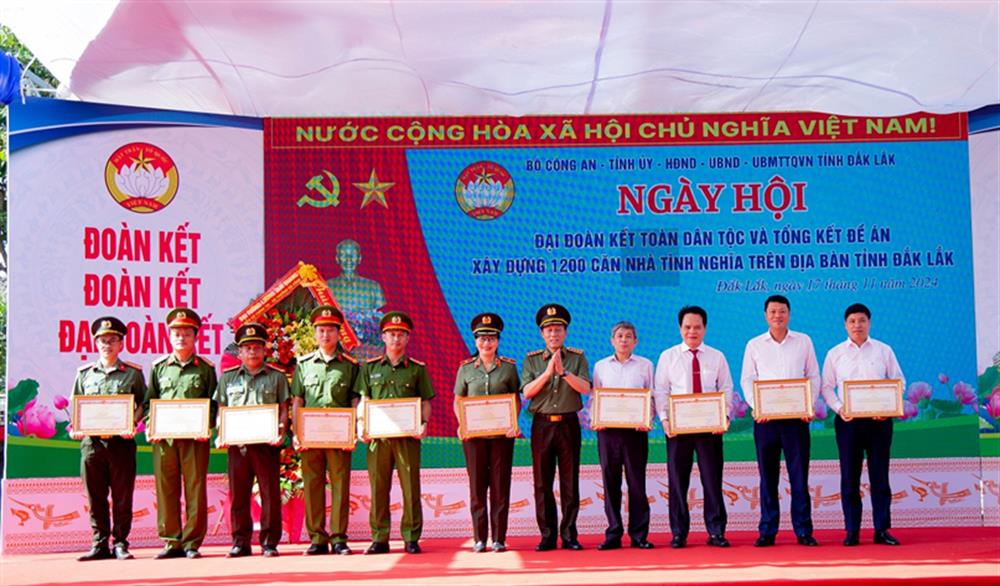 Đại tướng Lương Tam Quang trao tặng Bằng khen cho các tập thể các nhân có thành tích xuất sắc trong thực hiện Đề án.