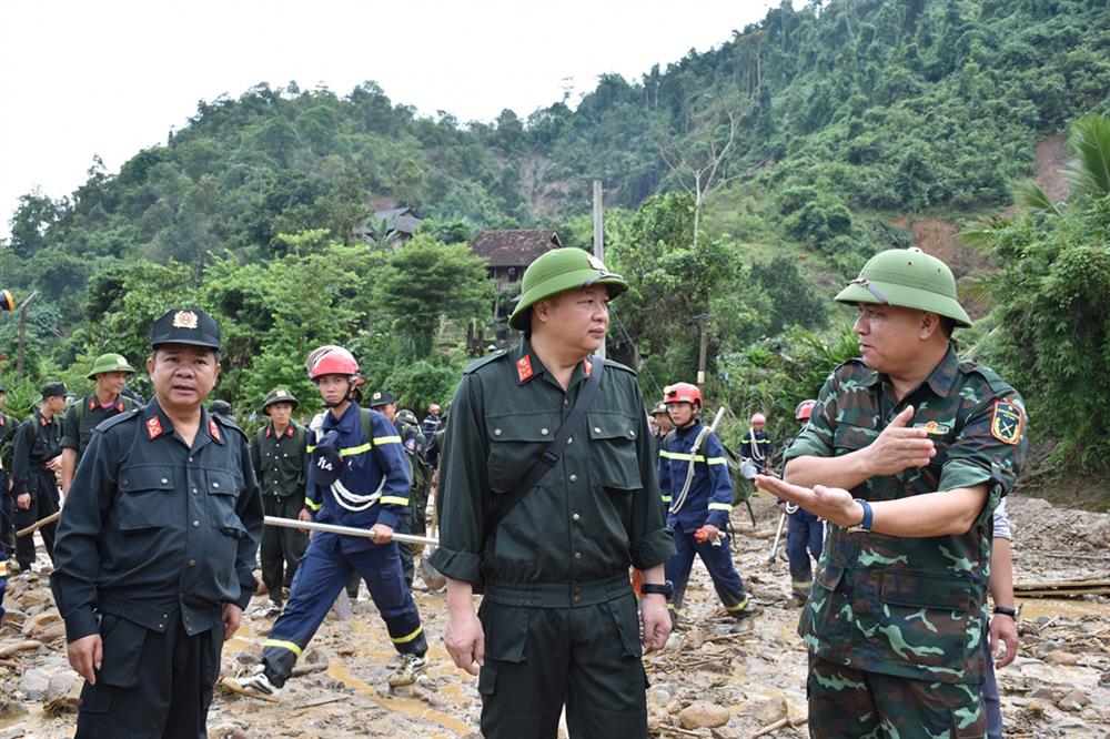 Đại tá Lù Minh Phương, Phó Giám đốc Công an tỉnh Điện Biên trực tiếp chỉ đạo tại hiện trường.