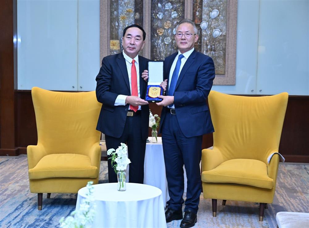 Thứ trưởng Trần Quốc Tỏ tặng quà đồng chí Đới Bân Bân.