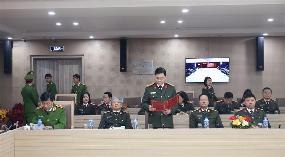 Đại diện lãnh đạo Cục Tổ chức cán bộ đã công bố Quyết định của Bộ trưởng Bộ Công an về công tác cán bộ.