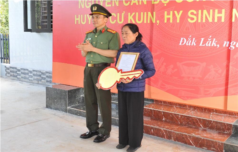 Đại tá Trần Quang Hiếu, Phó giám đốc Công an tỉnh Đắk Lắk trao chìa khóa căn nhà cho mẹ của Liệt sỹ Trần Quốc Thắng tại buổi lễ.