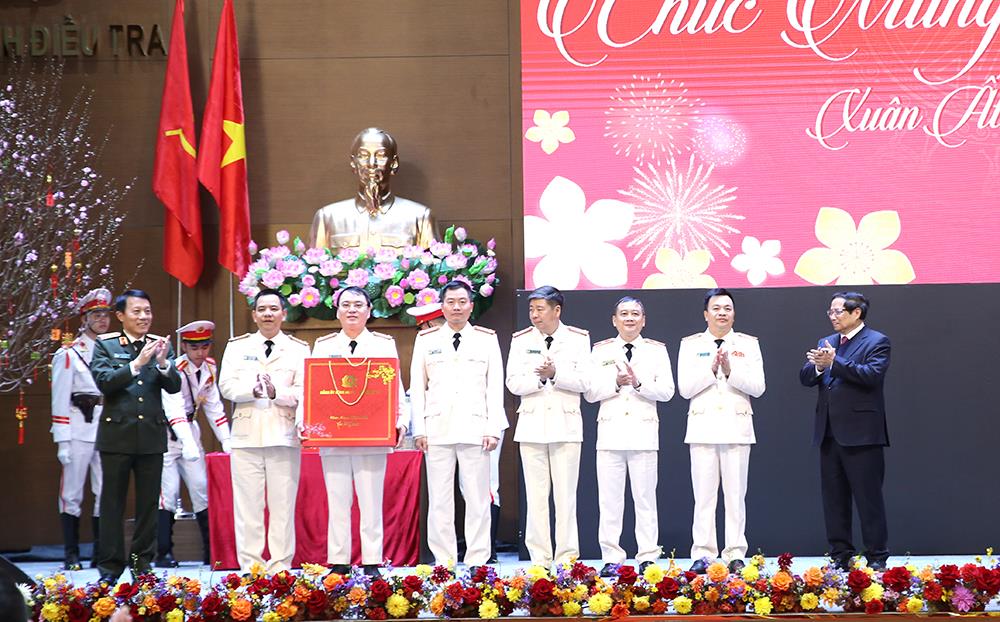 Thu tướng Phạm Minh Chính và Bộ trưởng Lương Tam Quang tặng quà chúc mừng năm mới Cục An ninh điều tra.