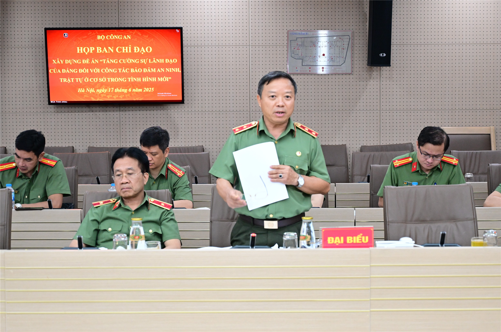 Các thành viên Ban Chỉ đạo xây dựng Đề án phát biểu đóng góp ý kiến tại cuộc họp.