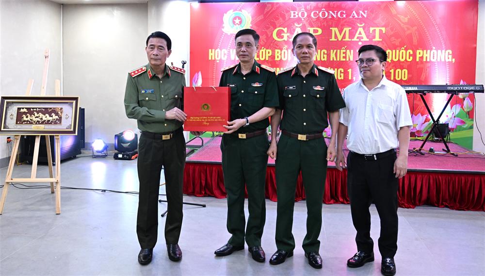 Thay mặt Đảng ủy Công an Trung ương, Bộ Công an, Thứ trưởng Lê Quốc Hùng tặng quà kỷ niệm đại diện đại biểu Học viện Quốc phòng và thành viên Lớp bồi dưỡng kiến thức Quốc phòng, An ninh đối tượng 1, Khóa 100.