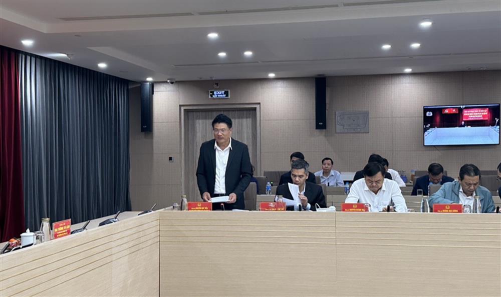 Phó Viện trưởng Viện kiểm soát nhân dân tối cao Nguyễn Đức Tiến thảo luận tại cuộc họp.