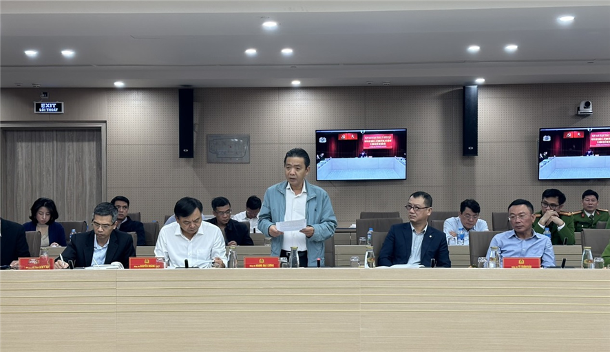 Thứ trưởng Bộ Nông nghiệp và Phát triển nông thôn Nguyễn Hoàng Hiệp thảo luận tại cuộc họp.