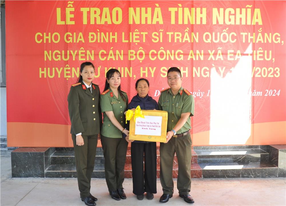 Đại diện Đoàn Thanh niên Công an tỉnh Đắk Lắk tặng quà cho mẹ của Liệt sỹ Trần Quốc Thắng.