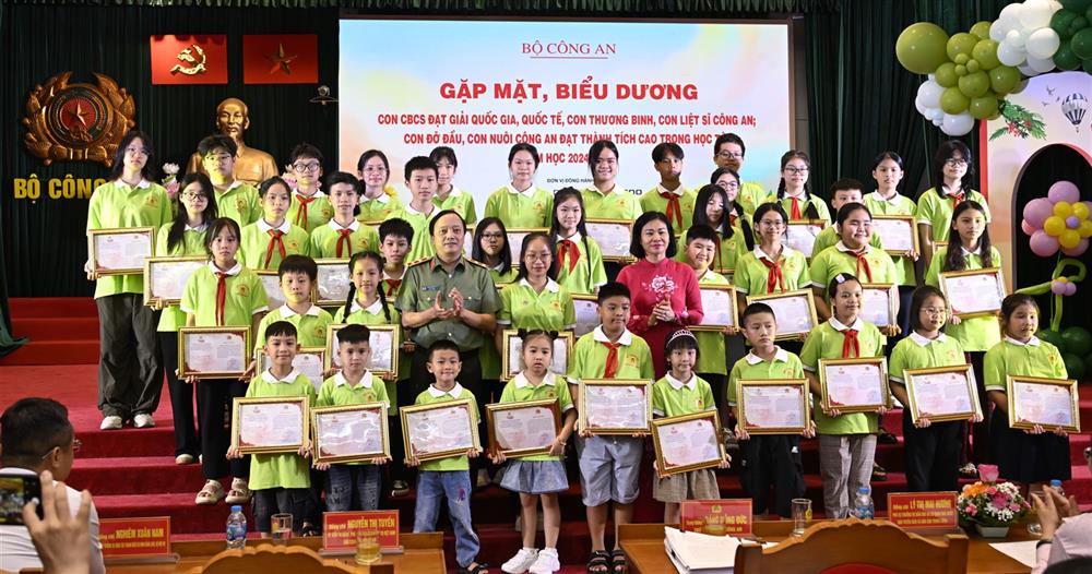 Thứ trưởng Đặng Hồng Đức trao giải cuộc thi viết - vẽ “Con yêu bố mẹ - Người chiến sĩ CAND”.