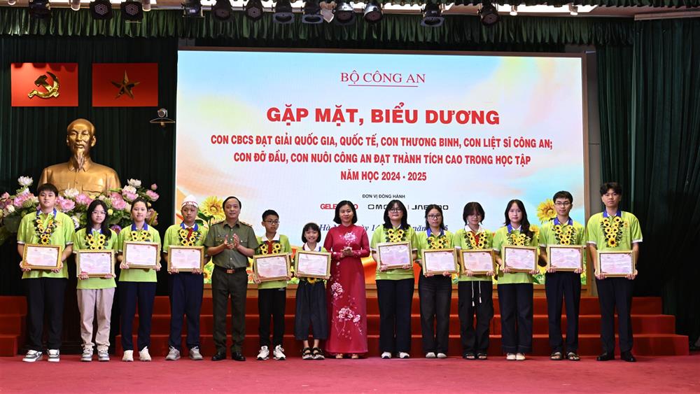 Thứ trưởng Đăng Hồng Đức biểu dương, khen thưởng tặng học bổng các cháu tham dự chương trình.