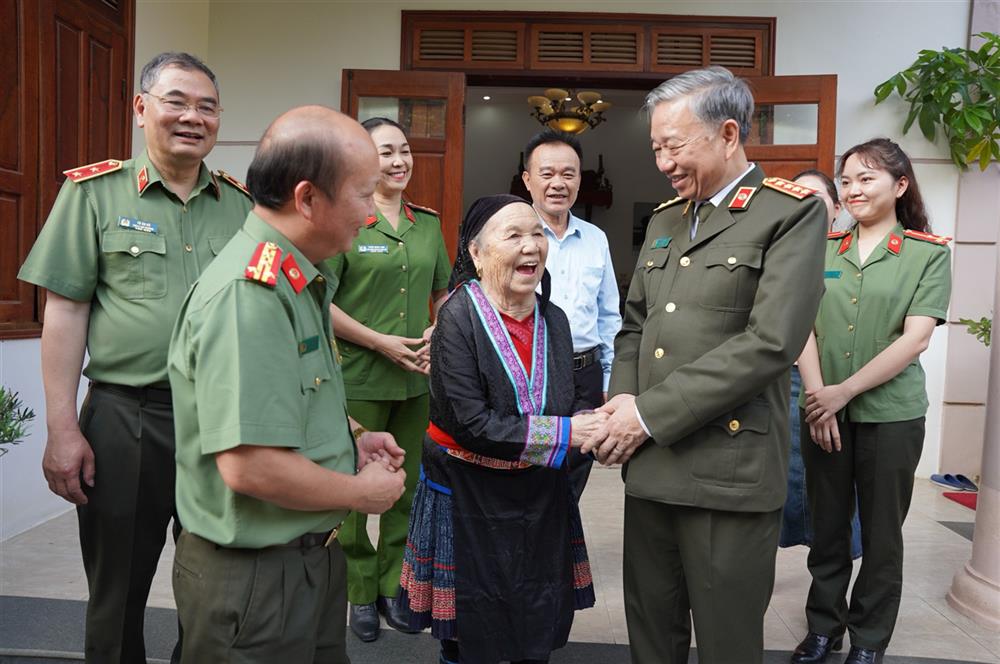 Bộ trưởng Tô Lâm cùng Đoàn công tác đã đến thăm hỏi, tặng quà động viên gia đình đồng chí Giàng Páo Ly, nguyên Phó Giám đốc Công an tỉnh Lai Châu (cũ), là Chiến sĩ thi đua tiêu biểu toàn quốc năm 1964 và 1967, người đã hai lần được gặp Bác Hồ tại Hội nghị chính trị đặc biệt và Hội nghị thi đua toàn quốc.