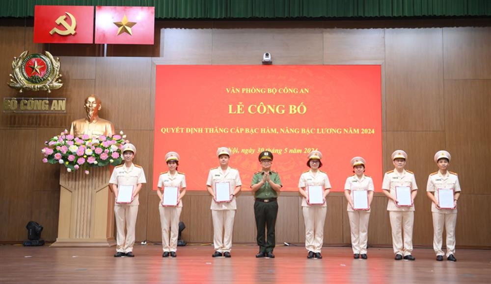 Đồng chí Thiếu tướng Hoàng Anh Tuyên, Phó Chánh Văn phòng trao Quyết định thăng cấp bậc hàm từ Thiếu tá lên Trung tá cho các đồng chí tại Lễ công bố.