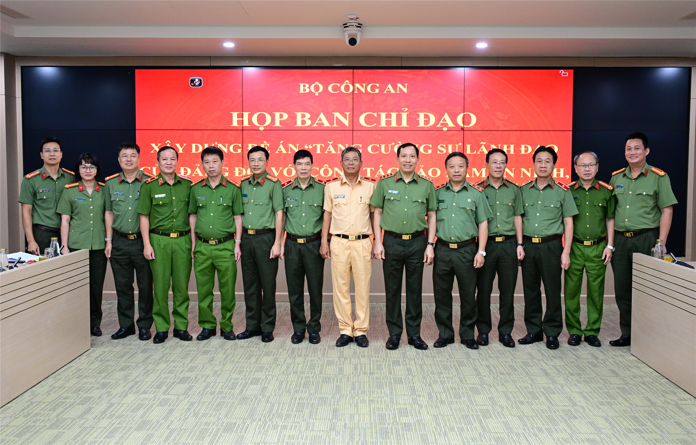 Thứ trưởng Lê Văn Tuyến và đại diện các thành viên Ban Chỉ đạo xây dựng Đề án chụp ảnh lưu niệm.