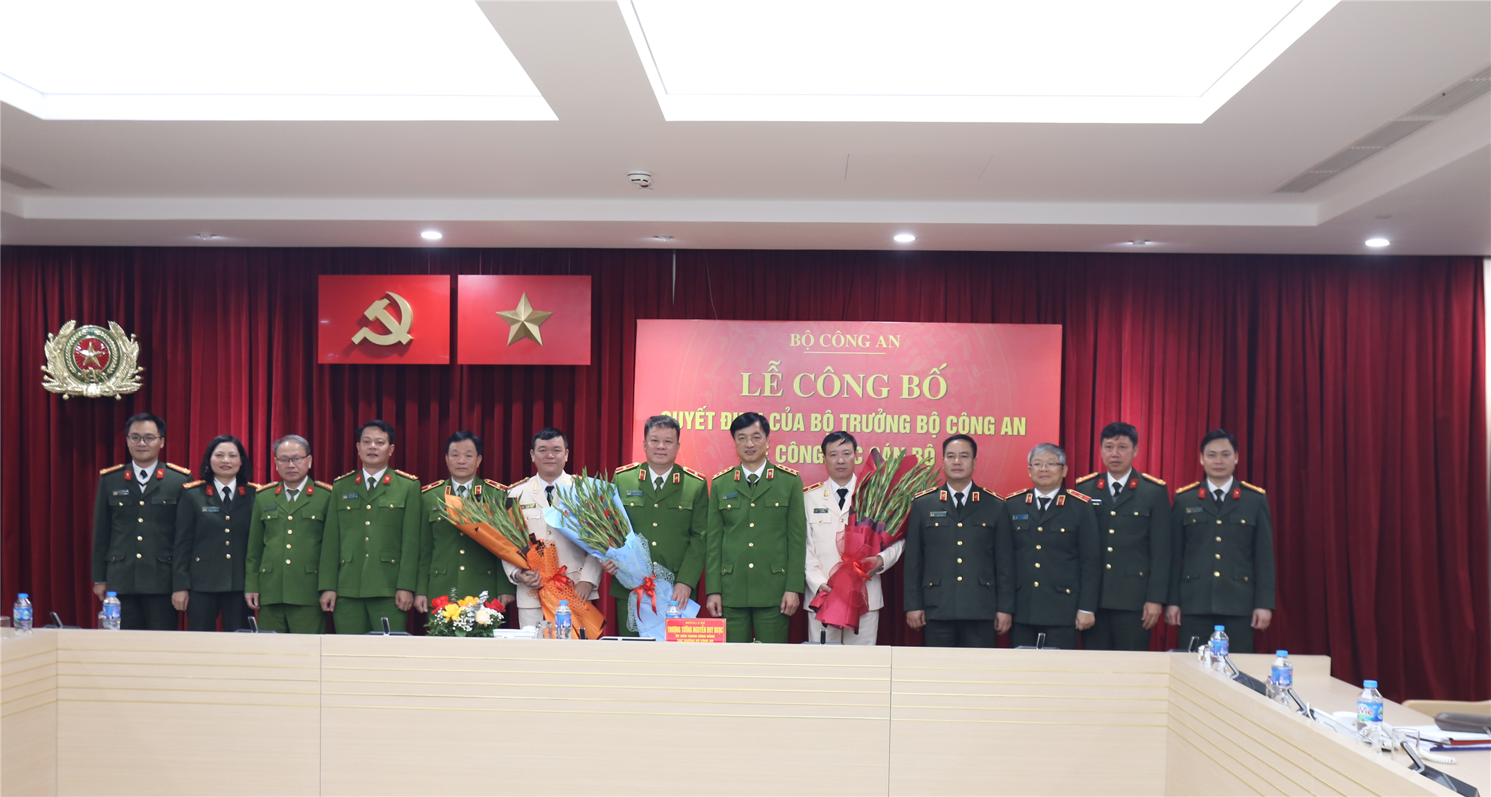Thứ trưởng Nguyễn Duy Ngọc cùng các đại biểu chụp ảnh lưu niệm.