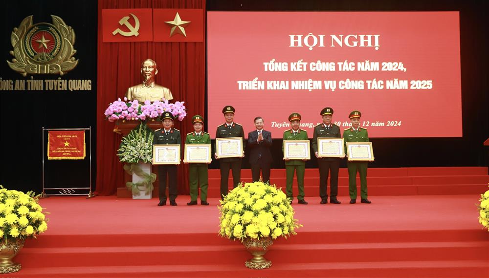 06 cá nhân được Chủ tịch UBND tỉnh tặng Bằng khen về thành tích xuất sắc trong phong trào thi đua “Vì an ninh Tổ quốc” năm 2024.