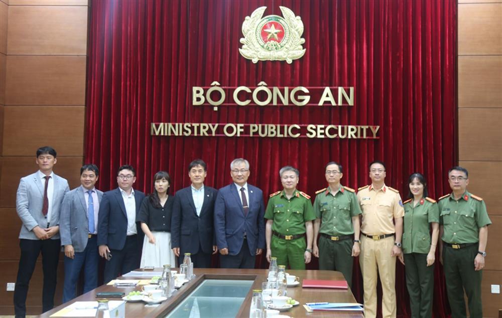Thứ trưởng Nguyễn Ngọc Lâm và Ngài Baek Hak-seon cùng các đại biểu.