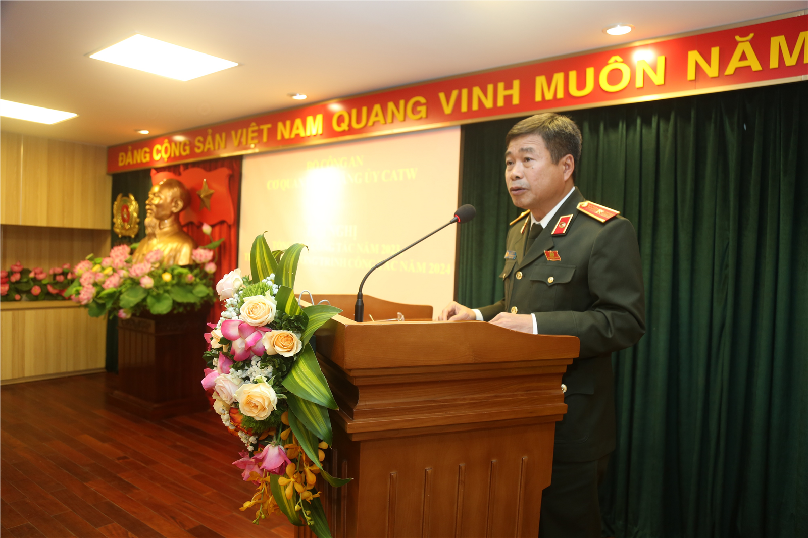 Thiếu tướng Lê Minh Hà, Phó Chủ nhiệm Thường trực, Thủ trưởng Cơ quan UBKT Đảng ủy CATW phát biểu tại Hội nghị.