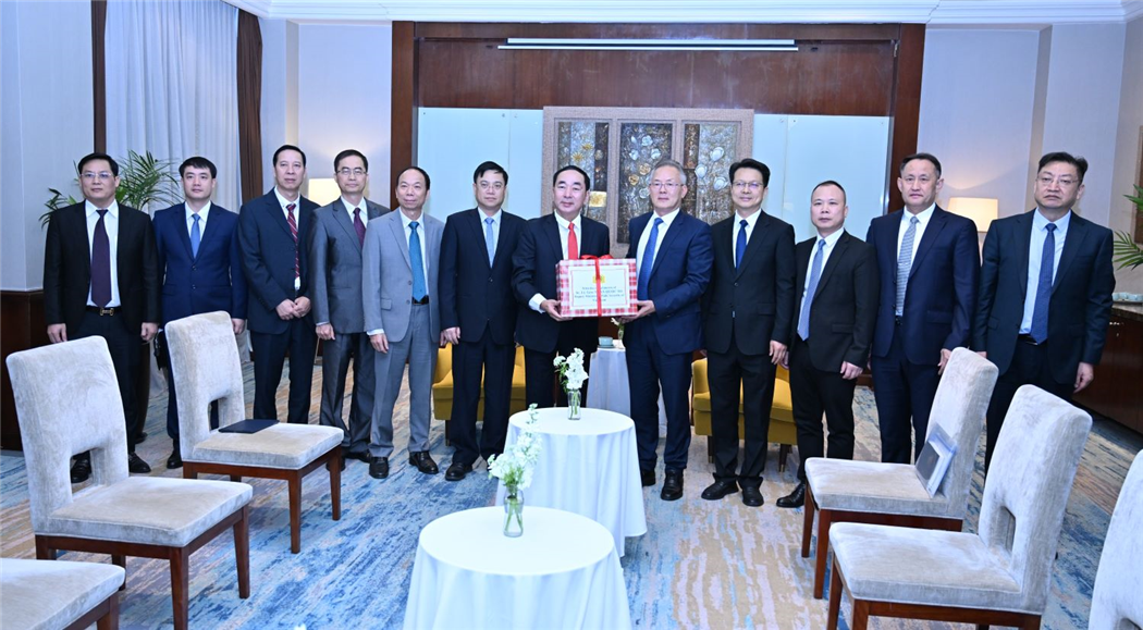 Thứ trưởng Trần Quốc Tỏ và đồng chí Đới Bân Bân cùng các đại biểu.
