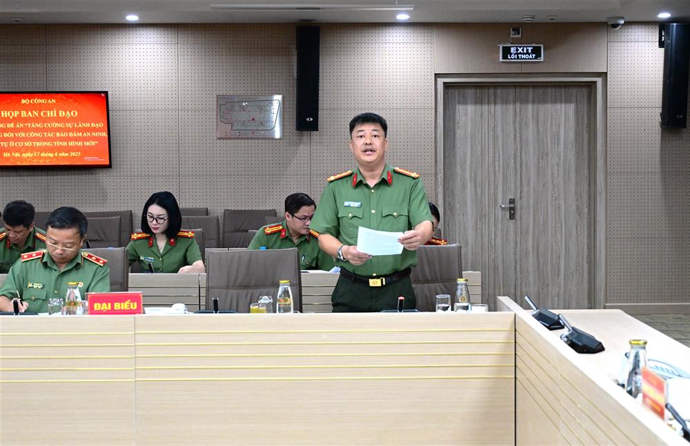 Đại tá Nguyễn Phong Thịnh, Phó Cục trưởng Cục Xây dựng phong trào bảo vệ An ninh Tổ quốc trình bày các nội dung báo cáo tại cuộc họp.