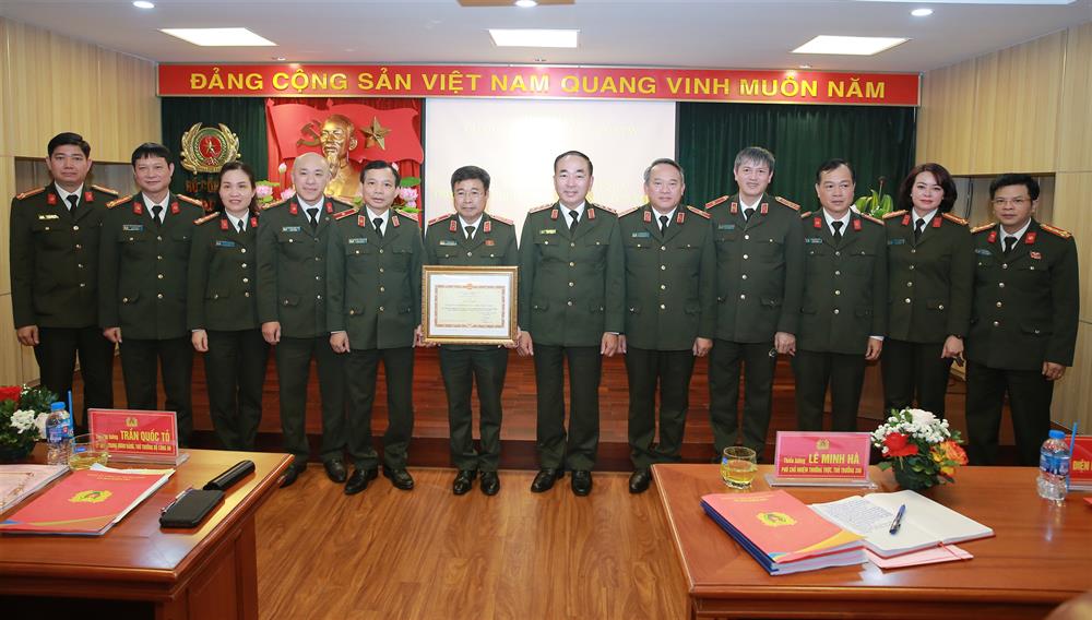 Thứ trưởng Trần Quốc Tỏ trao Bằng khen của Bộ trưởng Bộ Công an cho Cơ quan UBKT Đảng ủy CATW đã có thành tích trong phong trào thi đua "Vì an ninh Tổ quốc" năm 2023.