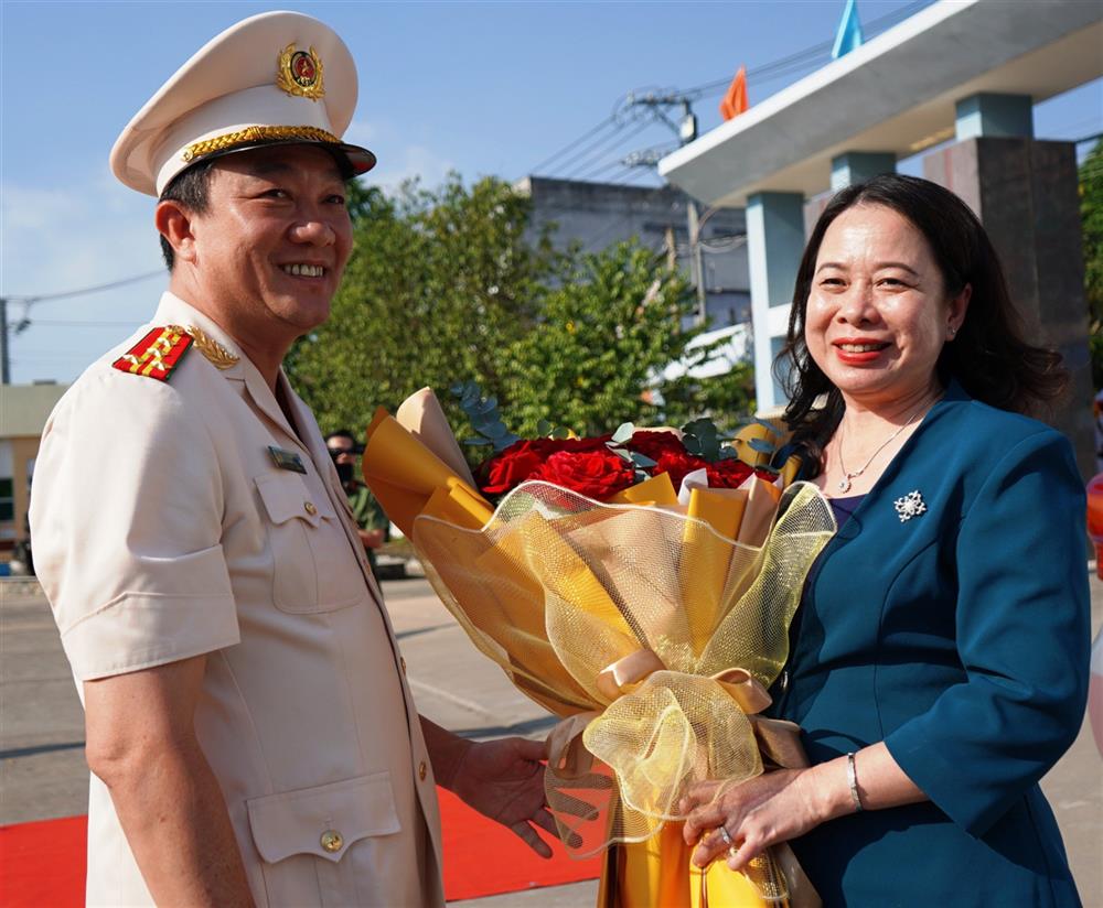 Đồng chí Phó Chủ tịch nước chúc mừng năm mới Đại tá Lâm Minh Hồng - Giám đốc Công an tỉnh.