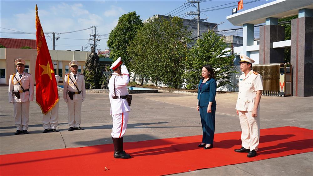 Đồng chí Phó Chủ tịch nước duyệt Đội danh dự của Công an tỉnh Long An.