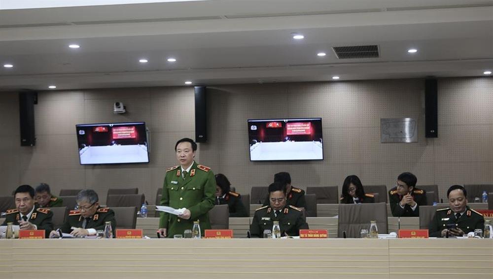 Thiếu tướng Nguyễn Ngọc Cương, Cục trưởng Cục Cảnh sát quản lý hành chính về trật tự xã hội trình bày báo cáo tóm tắt kết quả xây dựng, nội dung cơ bản và lộ trình xây dựng Dự án Luật Quản lý, sử dụng vũ khí, vật liệu nổ và công cụ hỗ trợ (sửa đổi)