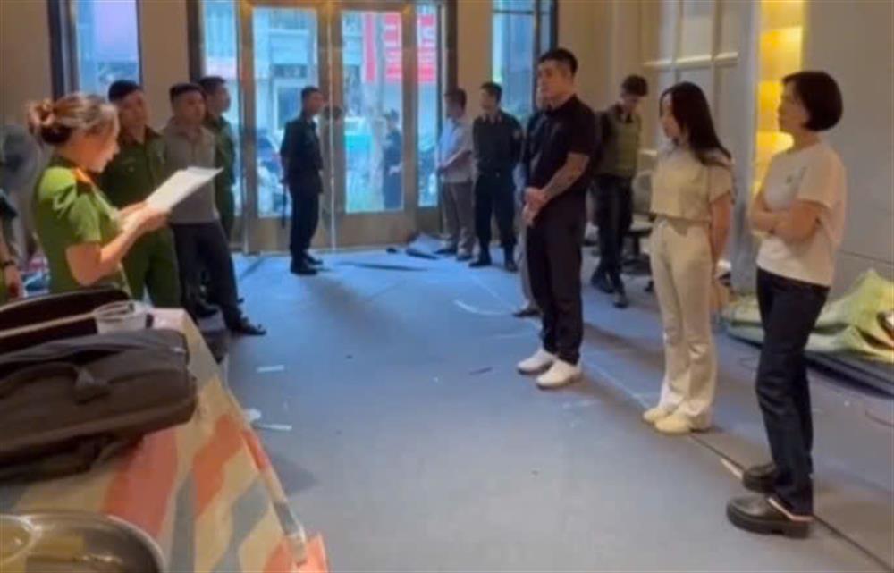 Cơ quan CSĐT tiến hành khám xét địa điểm kinh doanh của các đối tượng.