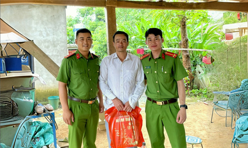 Anh Tao Văn Điếng gặp, cảm ơn hai cán bộ Công an xã đã cứu mình.