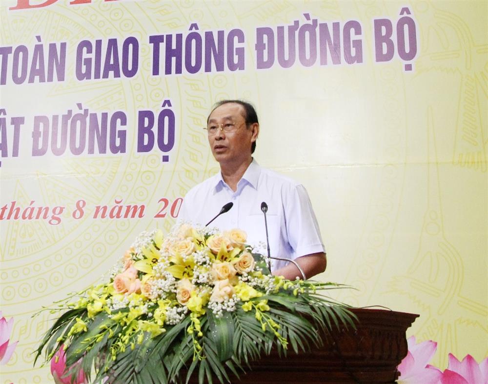 Thứ trưởng Bộ Giao thông vận tải Lê Đình Thọ báo cáo nội dung chính của dự án Luật Đường bộ.