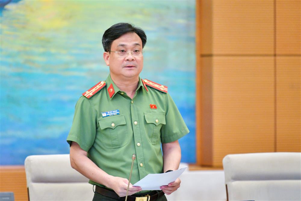 Uỷ viên Thường trực UBQPAN Vũ Huy Khánh trình bày báo cáo thẩm tra.