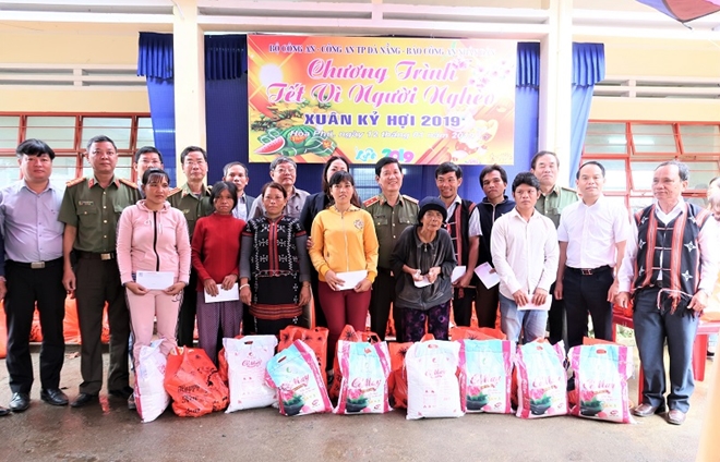 Thứ trưởng Nguyễn Văn Sơn và đoàn công tác cùng nhà tài trợ trao tặng quà Tết cho người dân thôn Phú Túc.