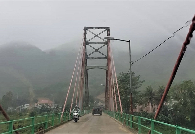 Đường lên với đồng bào Hòa Bắc.