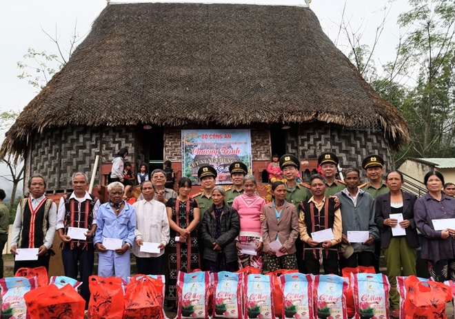 Người dân thôn Tà Lang- Giàn Bí phấn khởi đón Thứ trưởng Nguyễn Văn Sơn và đoàn công tác đến thăm, tặng quà Tết.