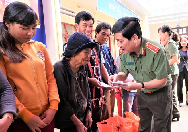 Người dân thôn Phú Túc, xã Hòa Phú có mặt tại trường Tiểu học Phú Túc nhận quà Tết.