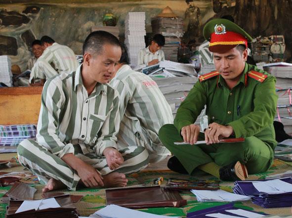 Cán bộ Công an hướng nghiệp, dạy nghề cho phạm nhân.