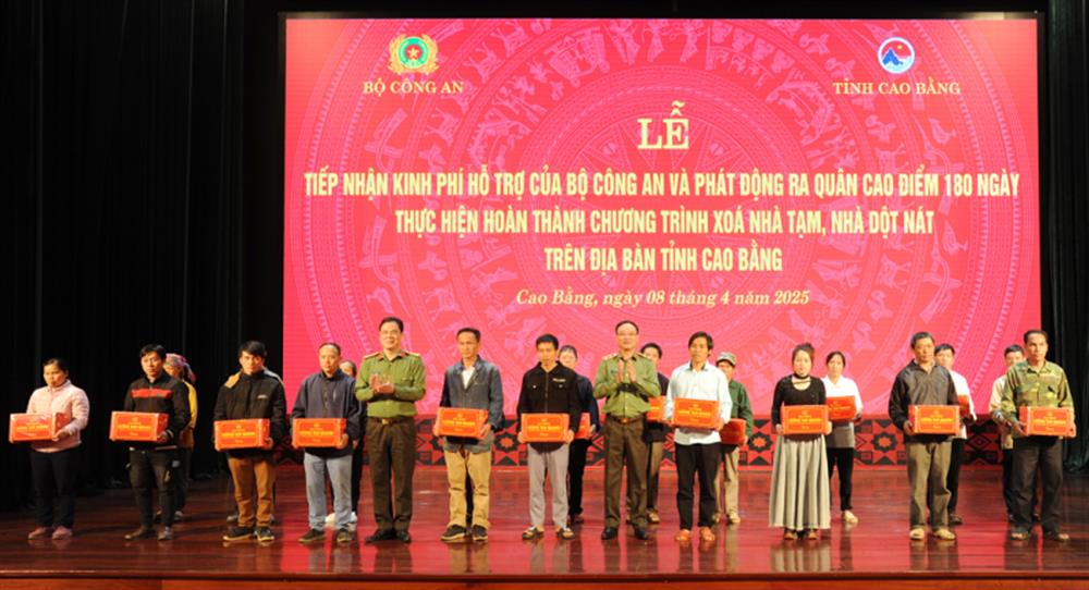 Thứ trưởng Phạm Thế Tùng trao quà của Bộ trưởng Bộ Công an tặng đại diện các hộ gia đình thuộc diện xóa nhà tạm, nhà dột nát trên địa bàn tỉnh Cao Bằng.