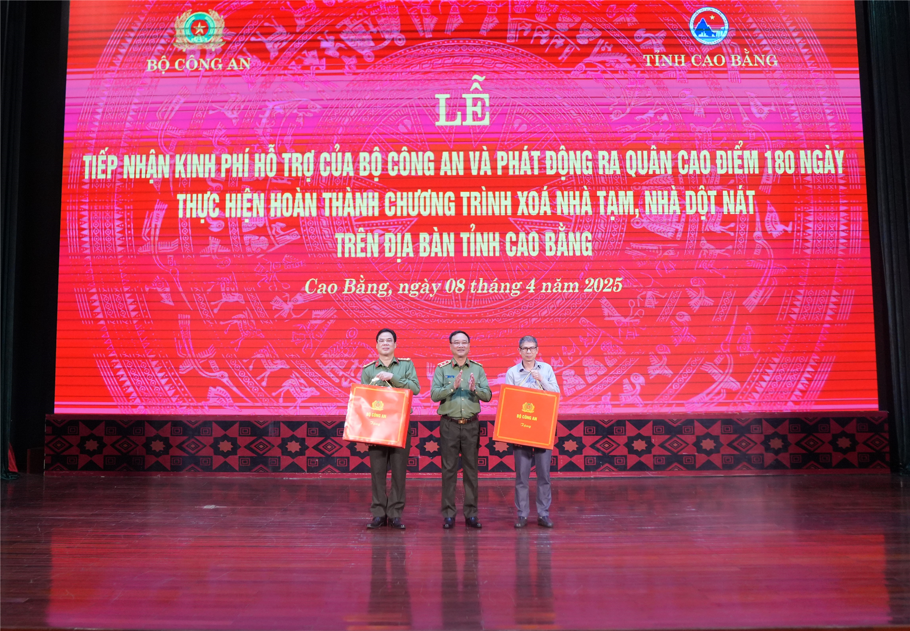 Thứ trưởng Phạm Thế Tùng tặng quà Công an tỉnh và Sở Nông nghiệp và môi trường tỉnh đại diện tham gia hỗ trợ xóa nhà tạm, nhà dột nát.