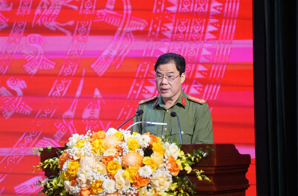 Đại tá Vũ Hồng Quang, Giám đốc Công an tỉnh phát biểu hưởng ứng phong trào thi đua.