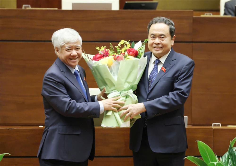 Chủ tịch Uỷ ban Trung ương Mặt trận Tổ quốc Việt Nam Đỗ Văn Chiến tặng hoa chúc mừng Chủ tịch Quốc hội, Chủ tịch Hội đồng bầu cử quốc gia Trần Thanh Mẫn.