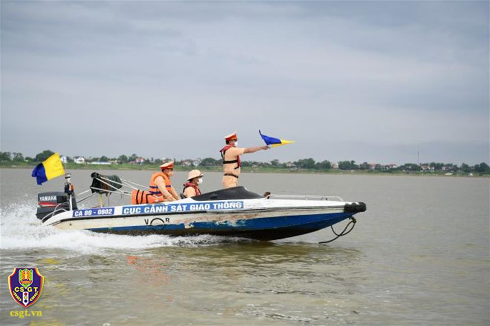 Lực lượng Cảnh sát giao thông đường thuỷ tăng cường tuần tra, kiểm soát.