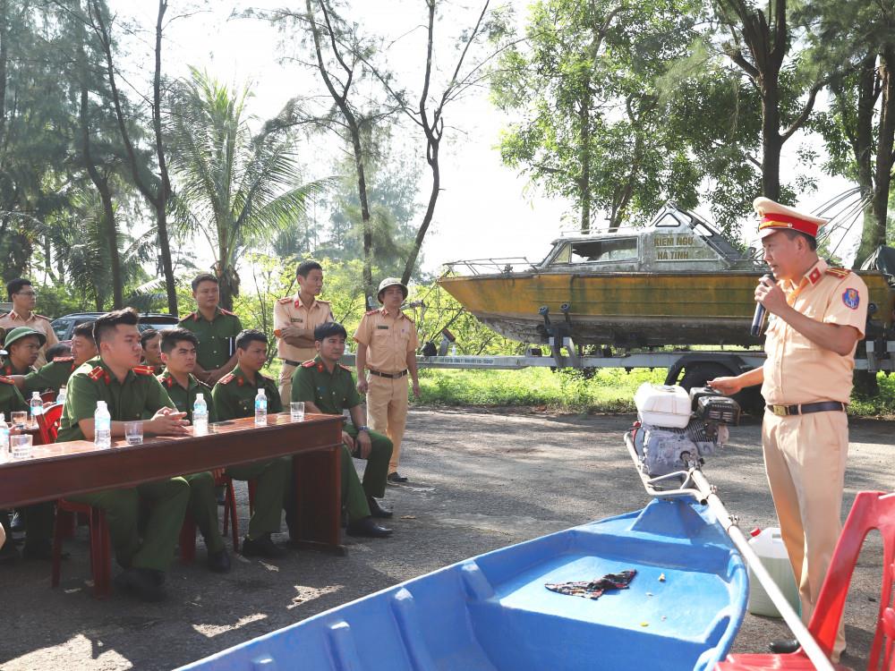  Đào tạo, cấp chứng chỉ lái xuồng máy cho cán bộ, chiến sĩ Công an.