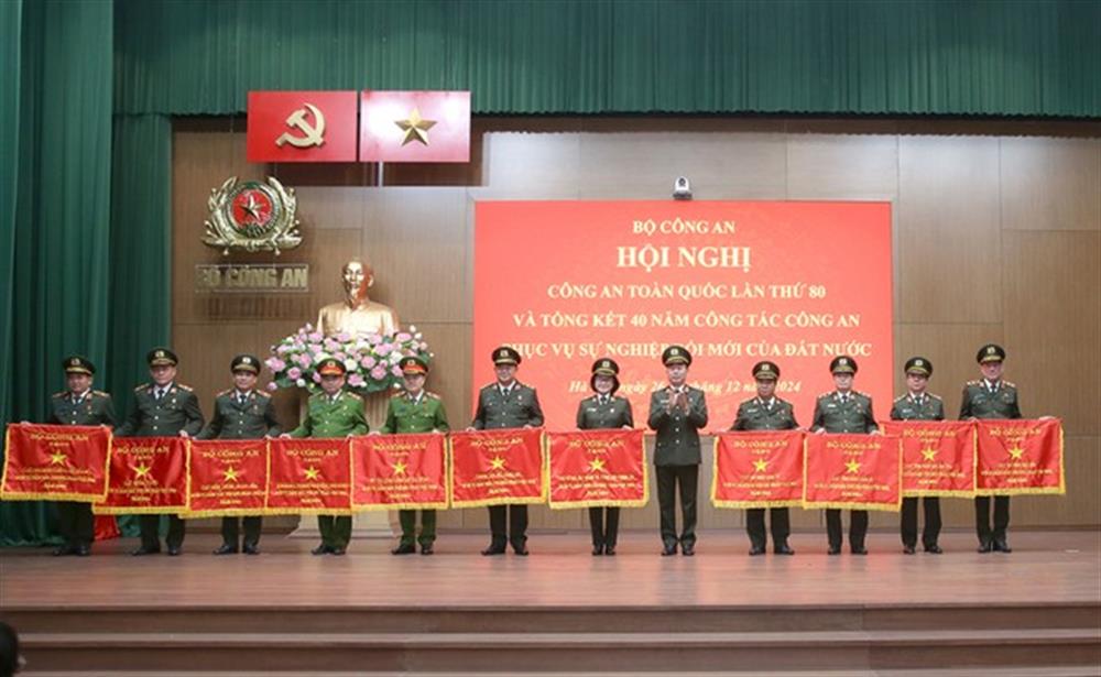 Thượng tướng Trần Quốc Tỏ, Ủy viên Trung ương Đảng, Thứ trưởng Bộ Công an trao Cờ thi đua của Bộ Công an tặng Công an các đơn vị, địa phương.