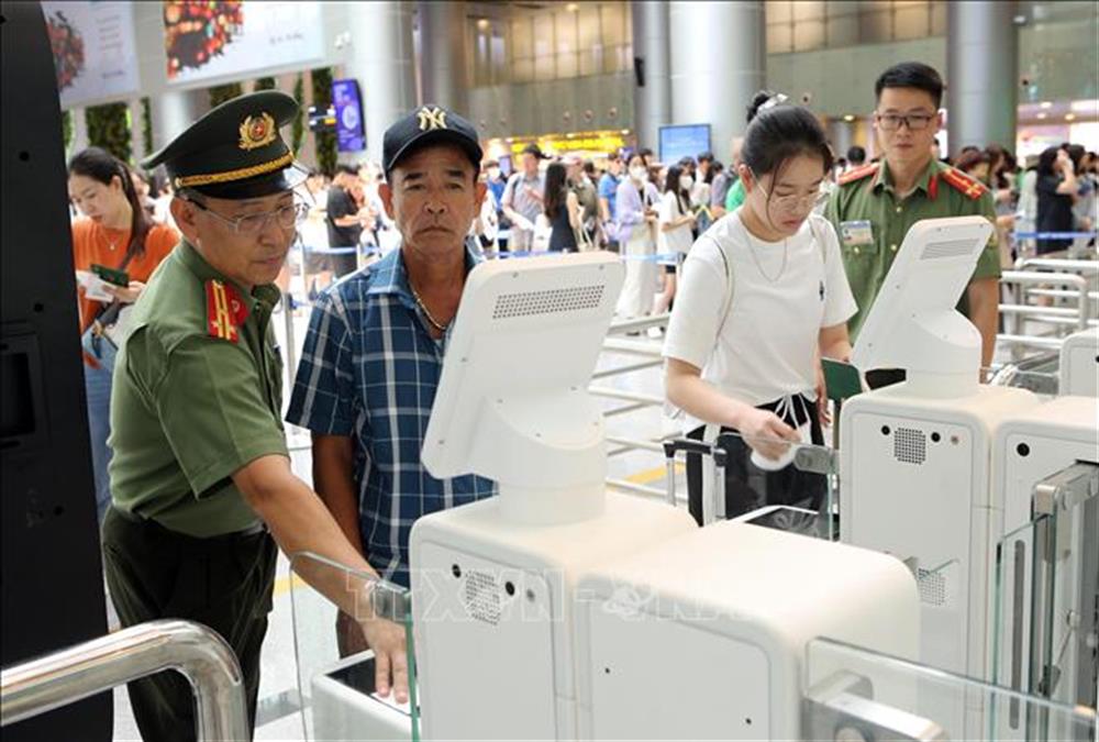 Hướng dẫn hành khách sử dụng hệ thống Cổng kiểm soát xuất nhập cảnh tự động.