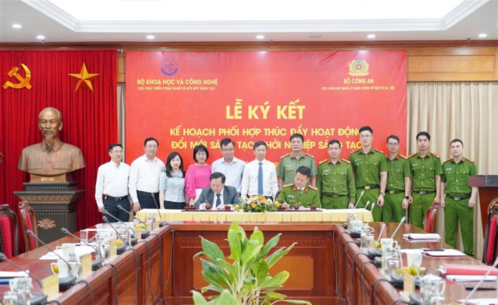 Bộ Công an chủ trì, phối hợp các bộ, ngành, cơ quan, tổ chức có liên quan hỗ trợ ươm tạo, phát triển hệ sinh thái khởi nghiệp về khoa học, công nghệ và đổi mới sáng tạo về dữ liệu.