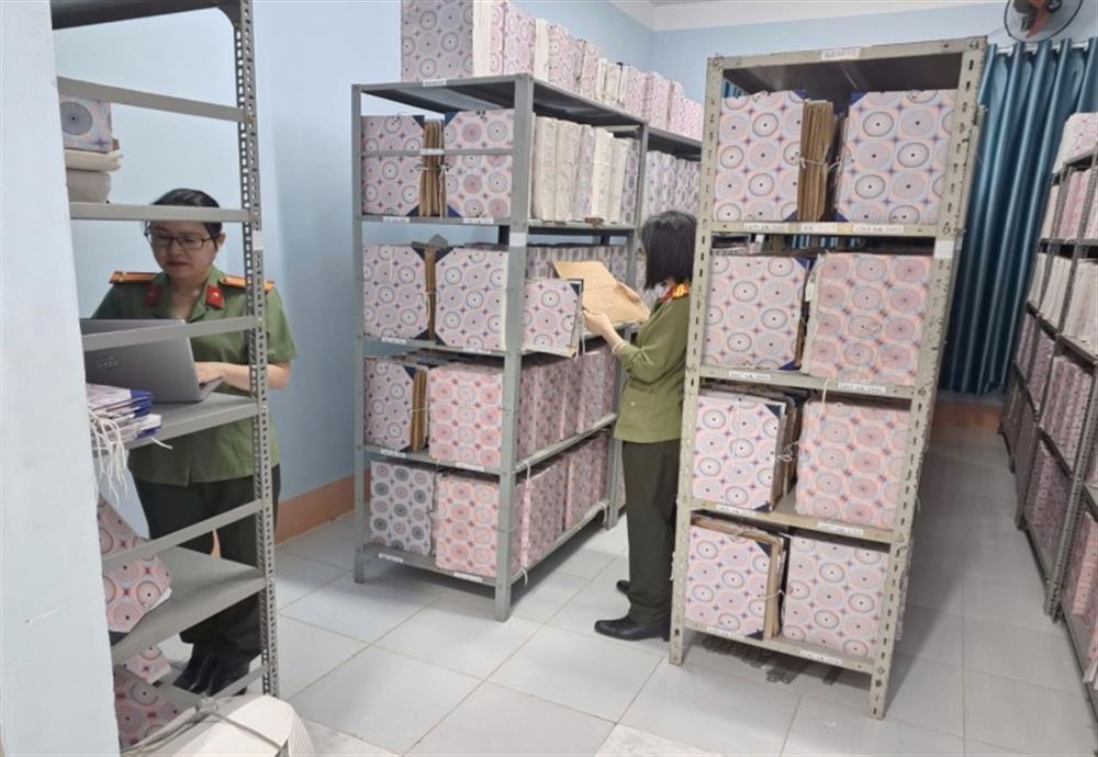 Cán bộ Phòng hồ sơ nghiệp vụ, Công an tỉnh Đắk Lắk kiểm đếm, thống kê hồ sơ, sổ sách.