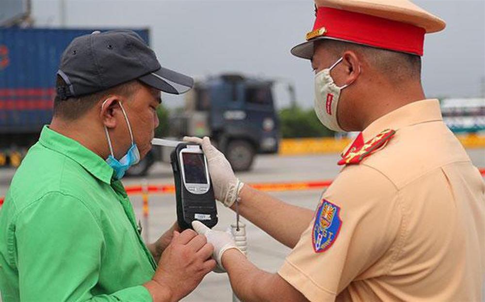 Hành vi vi phạm về nồng độ cồn chưa vượt quá 50 miligam/100 mililit máu hoặc chưa vượt quá 0,25 miligam/1 lít khí thở được hạ thấp mức phạt tiền.