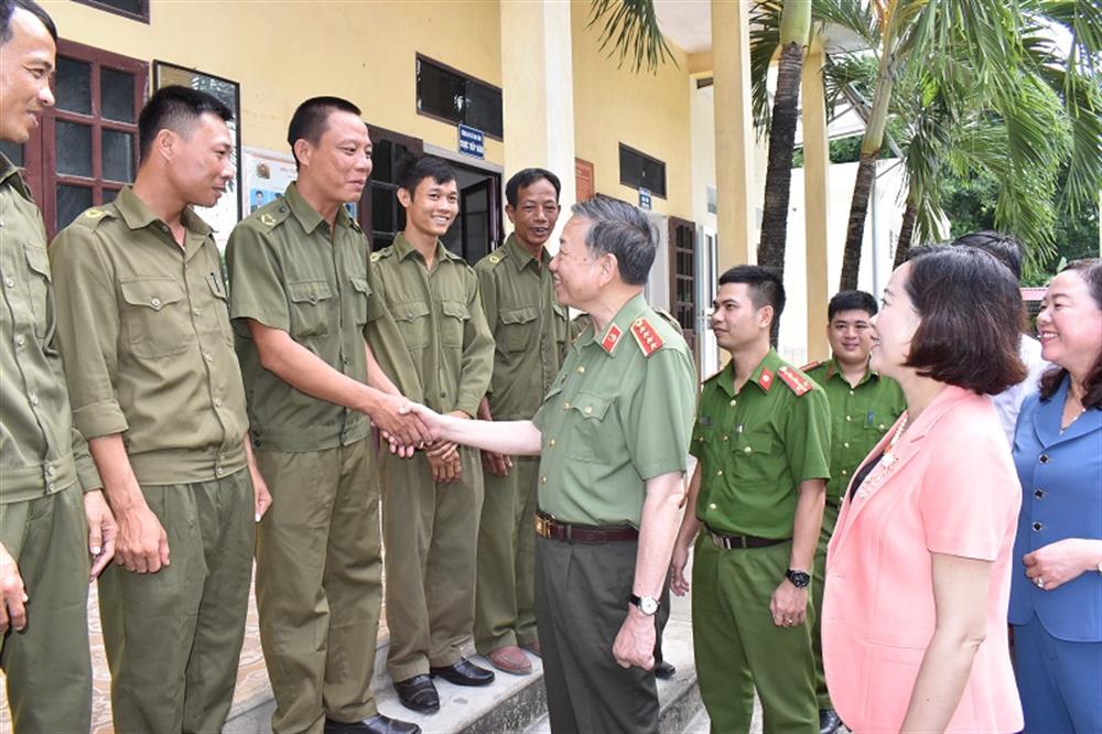 Bộ trưởng Tô Lâm thăm các đồng chí Công an xã bán chuyên trách xã Gia Vân, huyện Gia Viễn, tỉnh Ninh Bình.