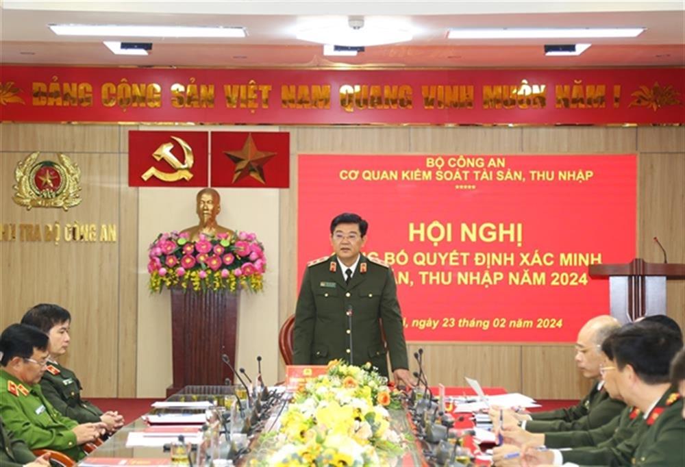 Trung tướng Trần Đức Tuấn, Chánh Thanh tra Bộ công bố Quyết định về việc xác minh tài sản, thu nhập năm 2024 của người có chức vụ, quyền hạn trong Công an nhân dân.