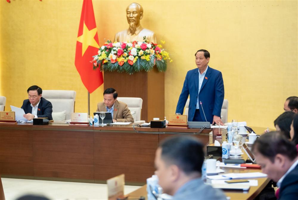 Phó Chủ tịch Quốc hội Trần Quang Phương thảo luận tại phiên họp.