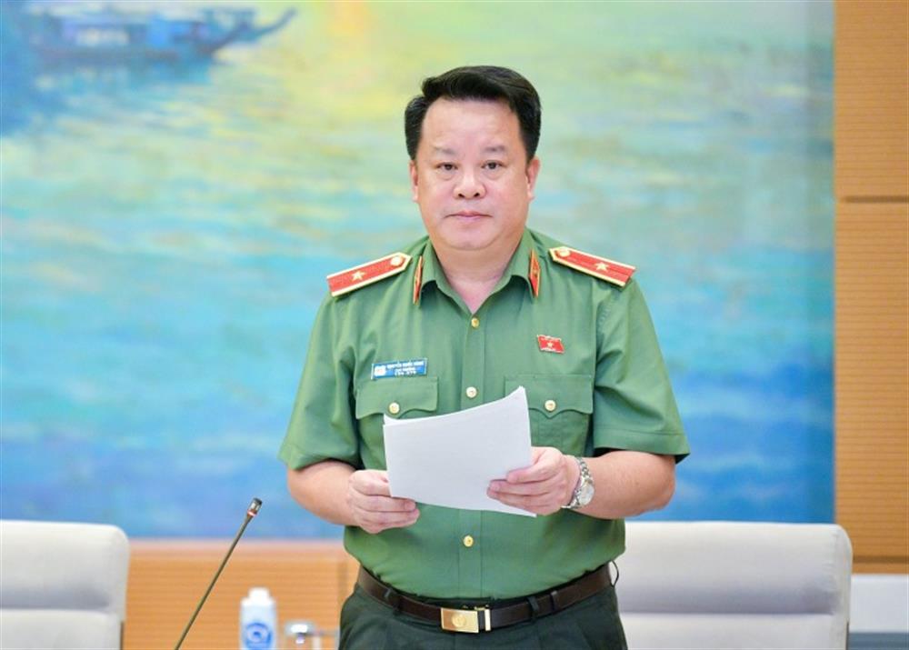 Uỷ viên Thường trực UBQPAN Nguyễn Quốc Hùng trình bày báo cáo thẩm tra.